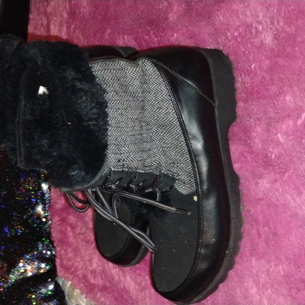 New comfy black boots